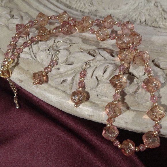 Artisanal necklace/earring set in faceted rose beads with gold accents - Picture 1 of 6